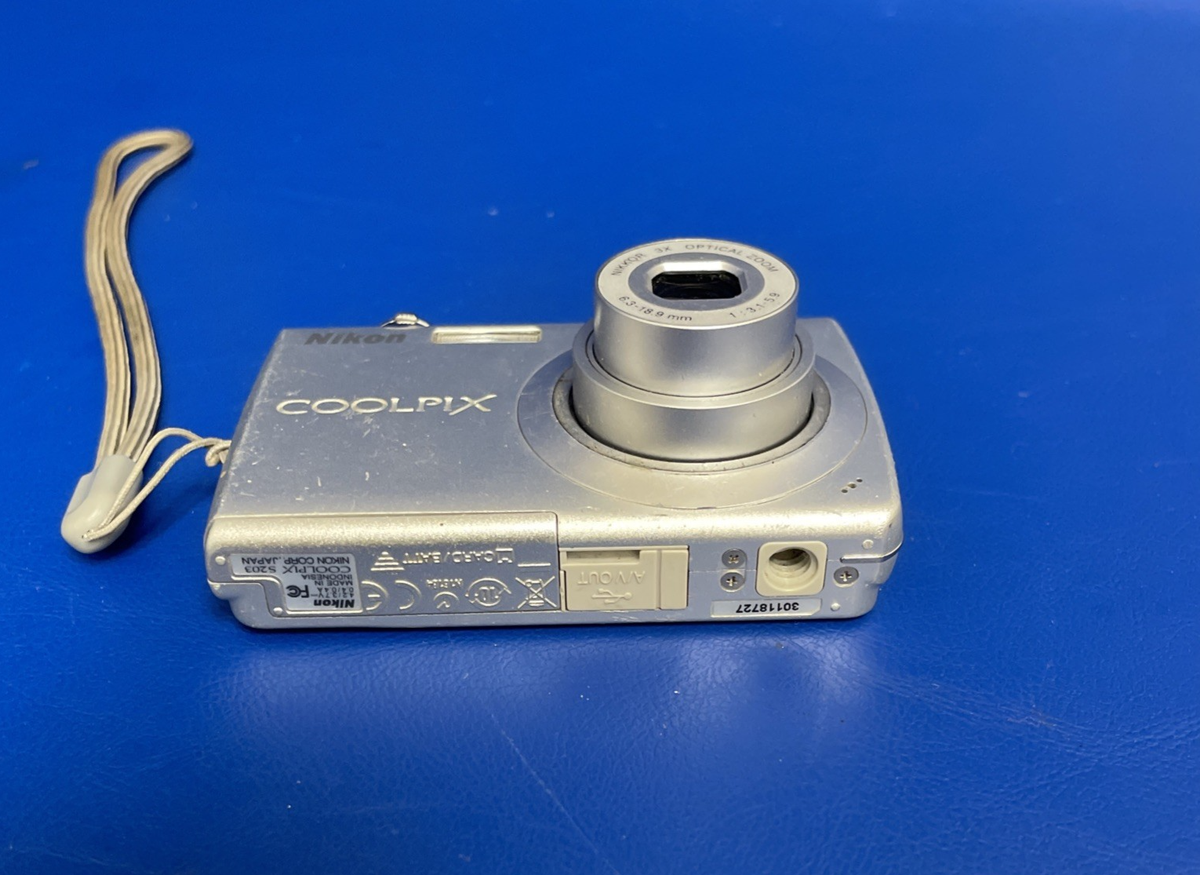 ORIGINAL Nikon COOLPIX S203 10.0MP Compact Digital Camera 3X