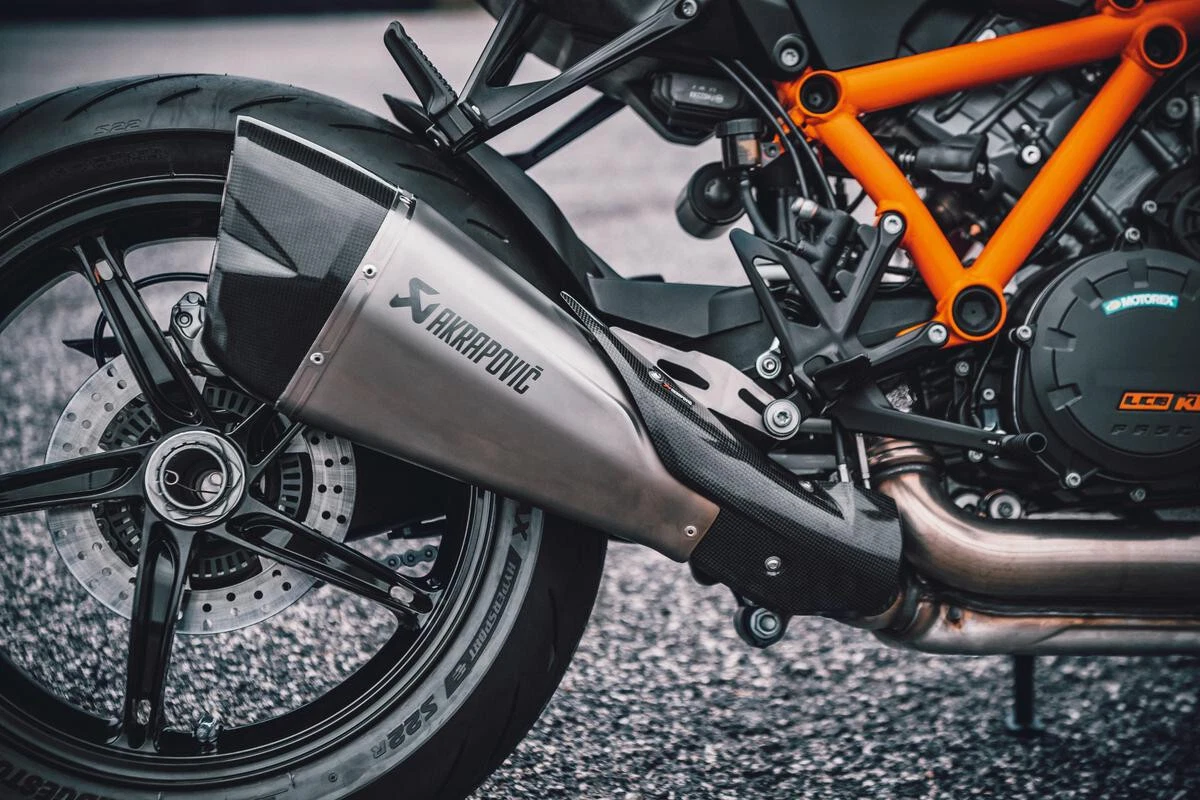 AKRAPOVIC SLIP-ON LINE Enschalldämpfer KTM 1290 Super Duke R(Evo 