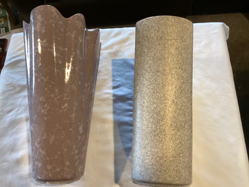 (2) Shawnee USA Art Pottery W/Scallop Edges & Pink/Grey Speckle Confetti Vases. - Picture 12 of 18