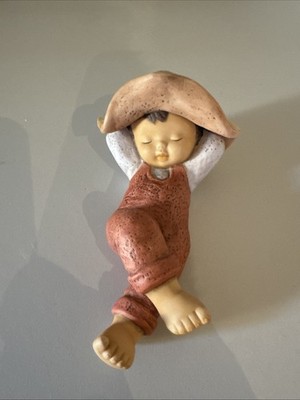 Goebel Nina & Marco Figur schlafender Junge mit Hut Porzellan 7cm