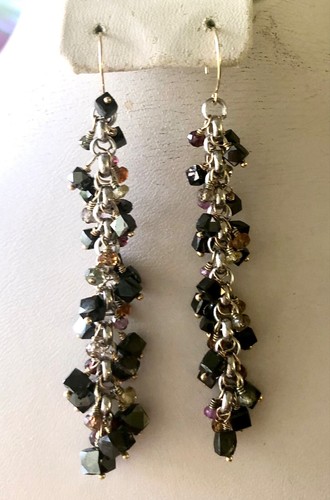 Pendientes de gancho con racimo de zafiro multicolor y diamantes negros de oro blanco de 14kt - Imagen 2 de 4