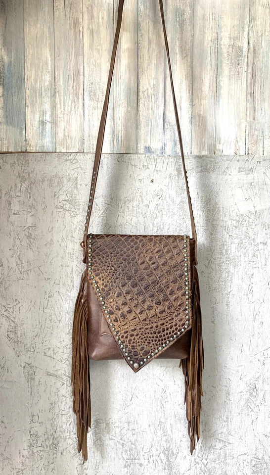 Bandolera Paige de cuero Western Couture marrón con flecos con manchas de pátina turquesa Foto 2 de 4