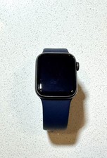 Apple Watch SE (1ère génération) 40 mm, GPS avec bracelets sport bleu nuit et nuit, occasion