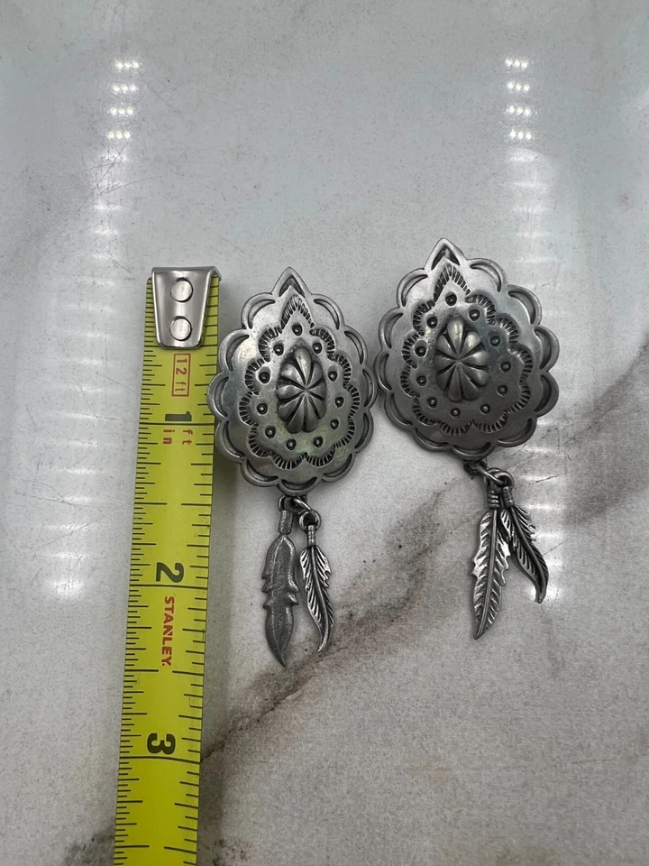 Pendientes De Colección Suroeste Estilo Concho Plumas Peltre JJ 1988 Jonette Joyeros Foto 2 de 3