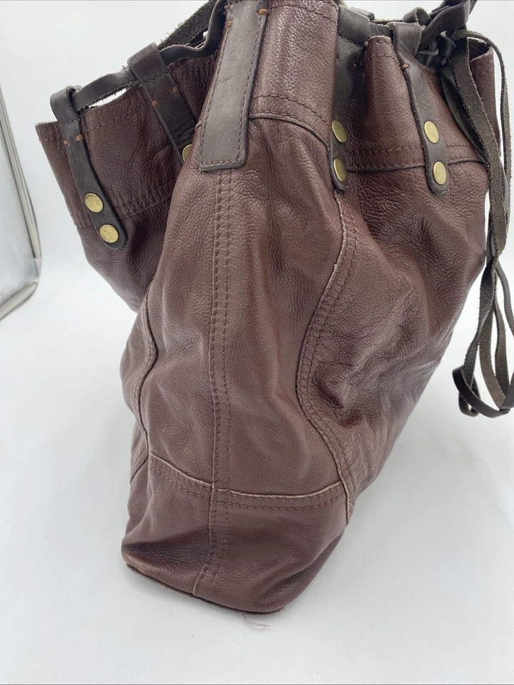 Bolso de hombro de cuero marrón Lucky Brand bolso con flecos ojales de latón hobo Foto 2 de 4
