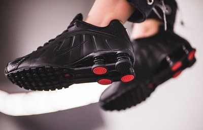 Nike Shox R4 Triplo Nero Taglia UK 5.5 EUR 39 AR3565-004 | eBay