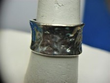 ARTISAN CRAFTED STERLING SILVER RING WITH HAMMERED FEATURES - CONCAVE BAND -NICE