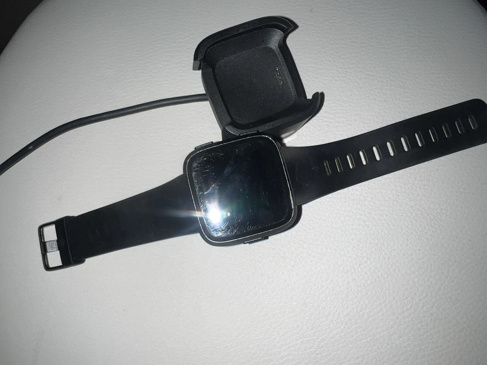 Fitbit Versa schwarz Smartwatch Fitnessuhr - Bild 2 von 2