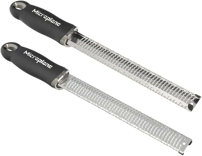 Microplane Zester Grattugia Professionale per Agrumi, Formaggi, Zenzero e Spezie - Immagine 2 di 4