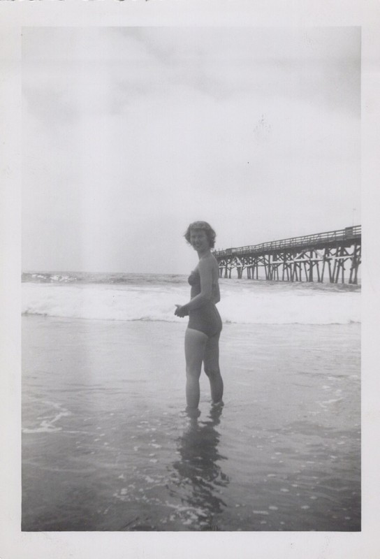 PRETTY WOMAN IN BATHING SUITS ON BEACH VINTAGE AMATEUR FOUND 3x4 PHOTO 1940's #F