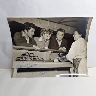 Vintage Foto Bryan Forbes könnte ALL OVER T T TOWN E Summerfield P Doonan sein?