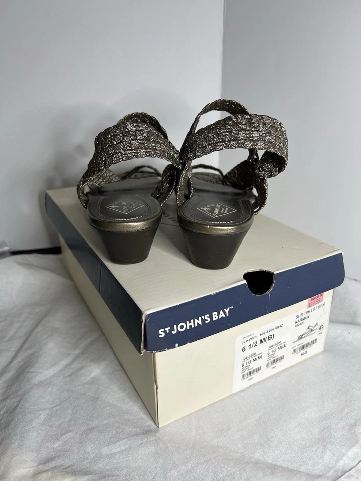 Hermosas sandalias nuevas con etiqueta St John’s Bay para dama talla 6 1/2 en bronce Karma Foto 3 de 4