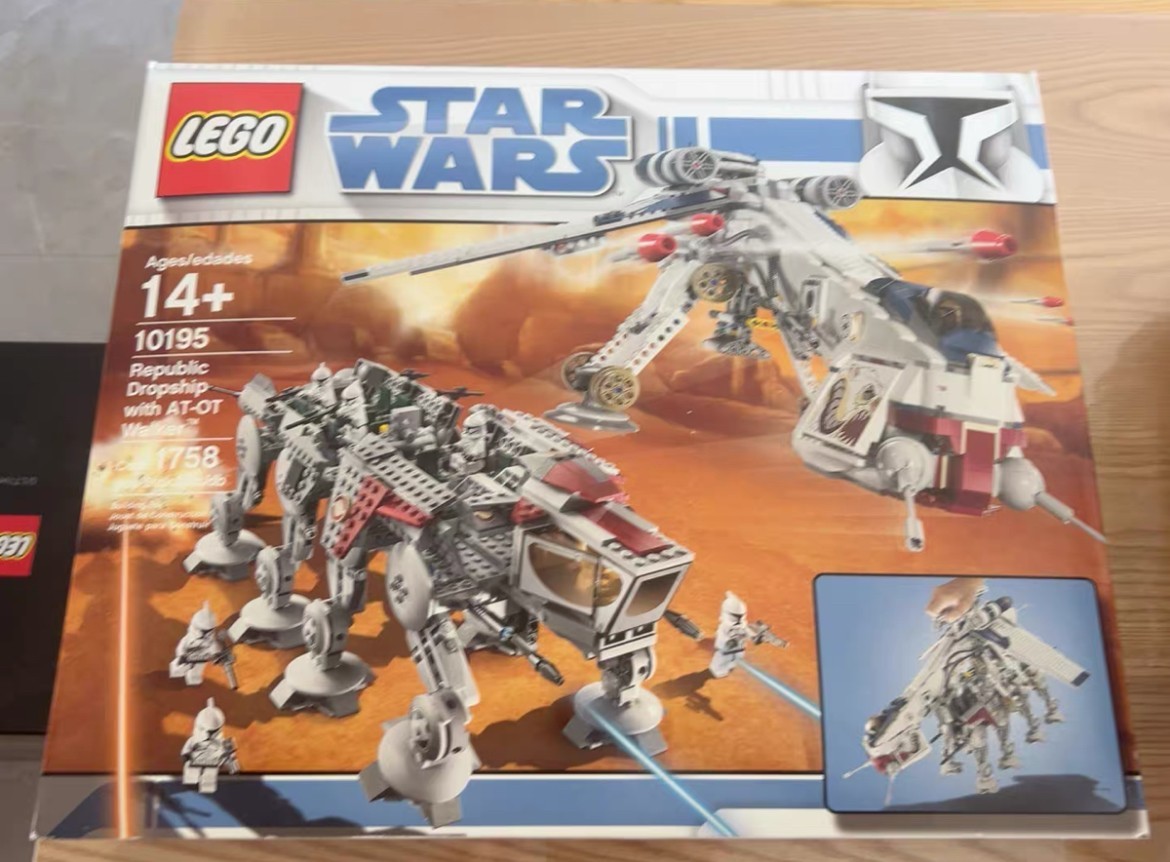 LEGO Star Wars: Republic Dropship with AT-OT Walker (10195) for