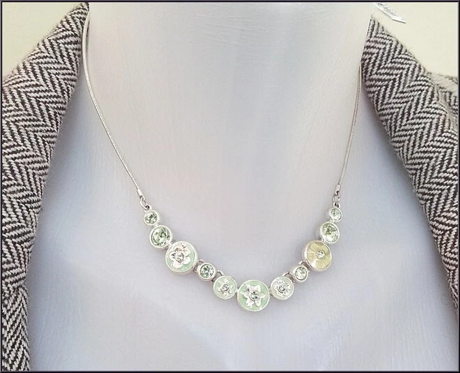 NUEVO COLLAR CADENA PEREGRINO PLATEADO CRISTALES VERDES ESMALTE FLORES Foto 2 de 4