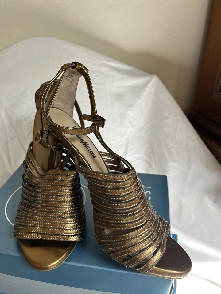 Neiman Marcus 金属金 4-1/2 英寸细高跟鞋 8M — 第 3/4 张图片