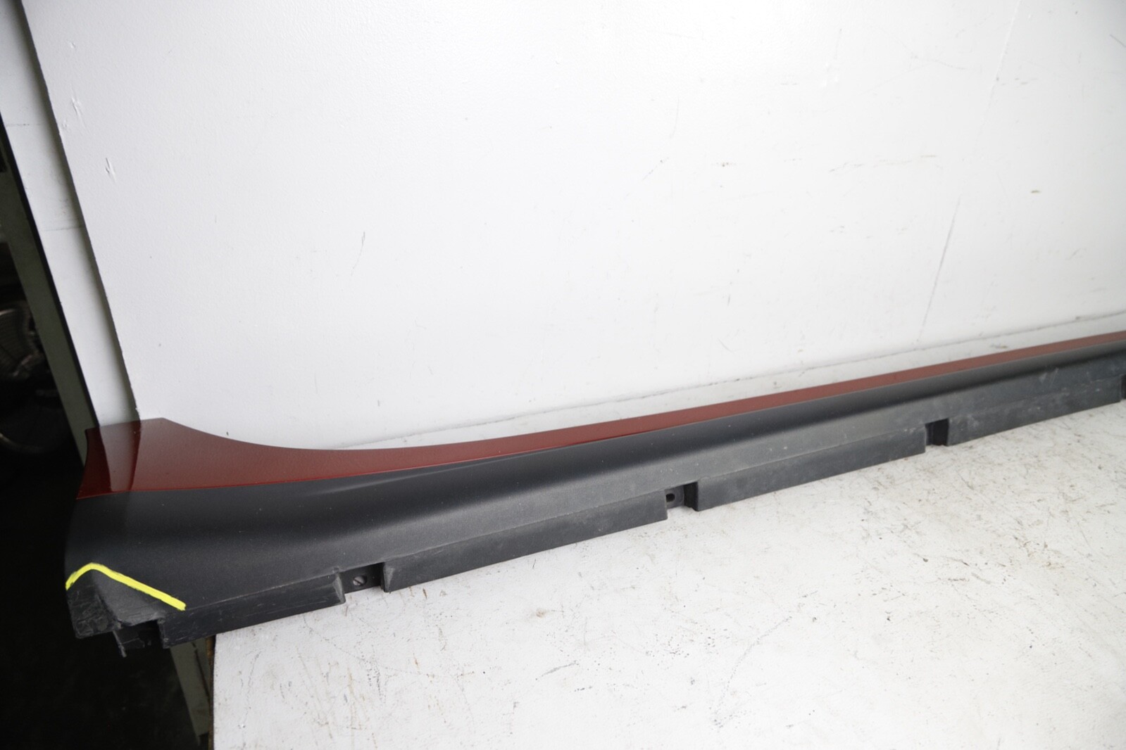 2014 - 2017 Maserati Ghibli M157 Passenger Right Rocker Panel Side Skirt Red OEM