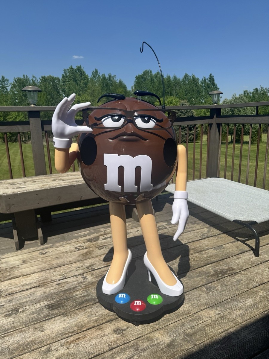 M&M's エムアンドエムズ　ディスプレイ　ブラウン M&M'S Brown Charact Hldng Flwr – Jim Shore