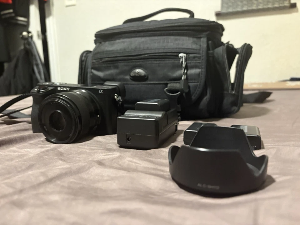 Cámara sin espejo Sony A6500 con lente de 1,8/35 mm y batería Foto 2 de 2