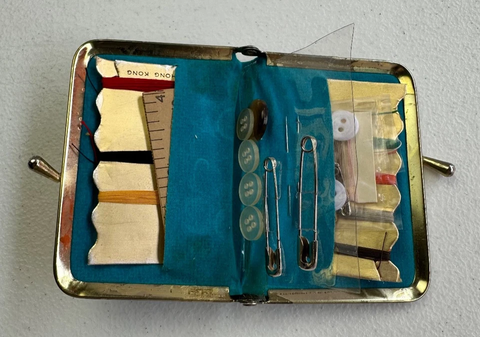 Mini kit de costura de viaje vintage tono dorado retazos con bloqueo de beso estilo billetera Foto 3 de 4