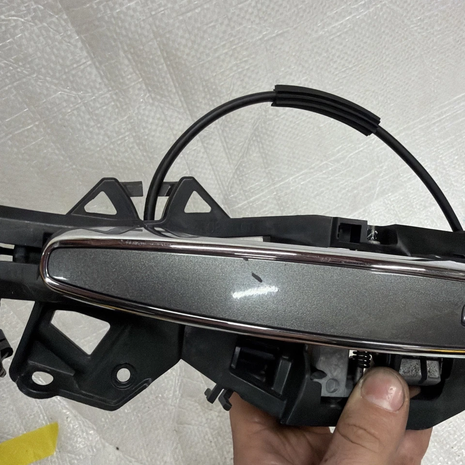 Chevrolet Volt 2016-2019 manija exterior puerta lateral izquierda trasera con marco OEM Foto 4 de 4