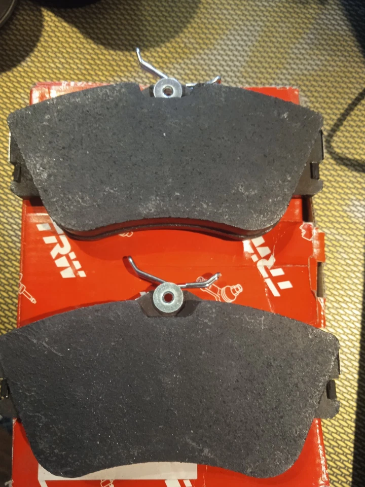 Kit pastiglie freno TRW Anteriore per VW TRANSPORTER T4 2.5 TDI - Immagine 2 di 3