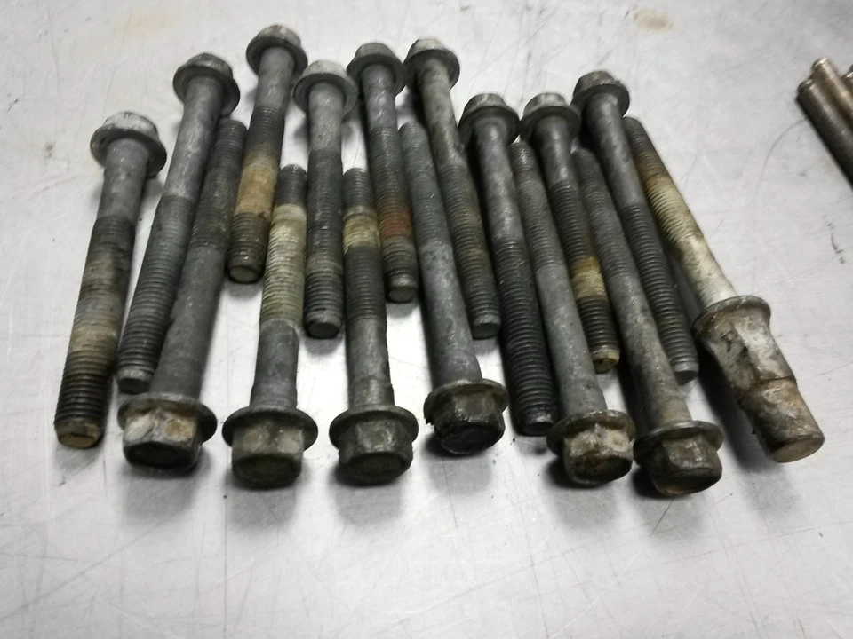 Kit de pernos de culata de 2002 Buick Rendezvous 3,4 Foto 2 de 4