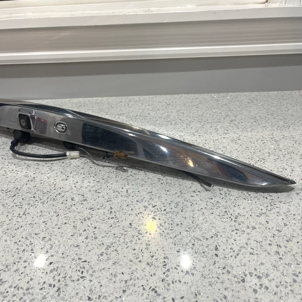 2008-2013 Infiniti G25 G35x G37x Sedan porta-malas cromado spoiler 84810-JK660 com câmera - Imagem 2 de 4