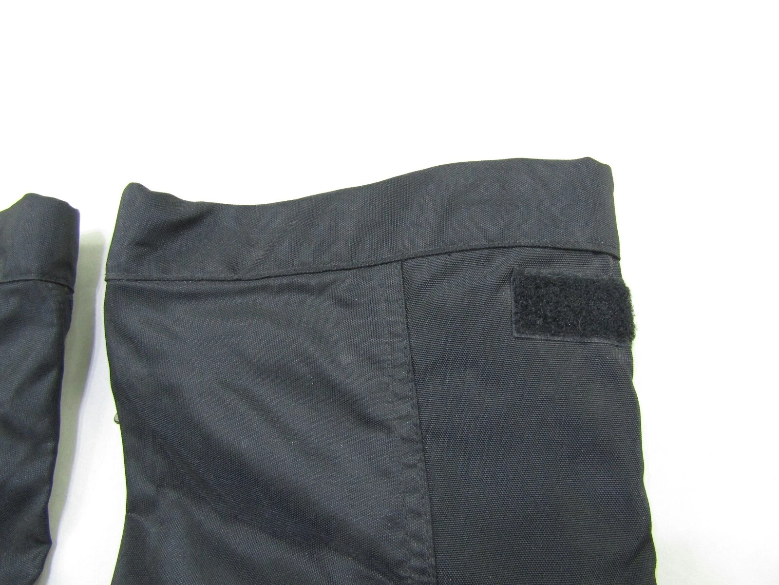 mountain-hardwear gaiters nylon hiking protection logo 