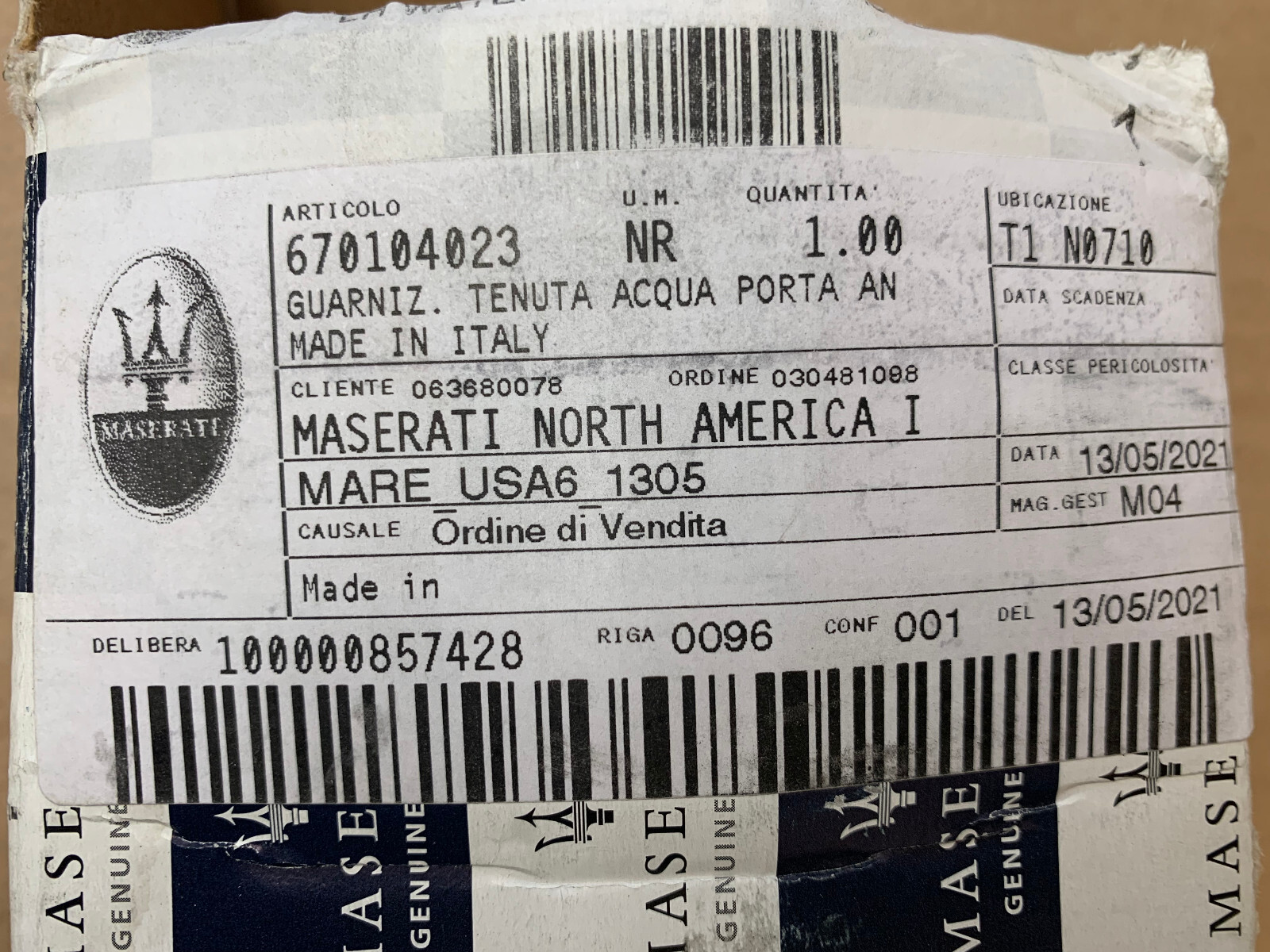 NEW! Genuine Maserati LEFT LH FRONT OUTER GLASS SCRAPER GASKET 670104023 OEM