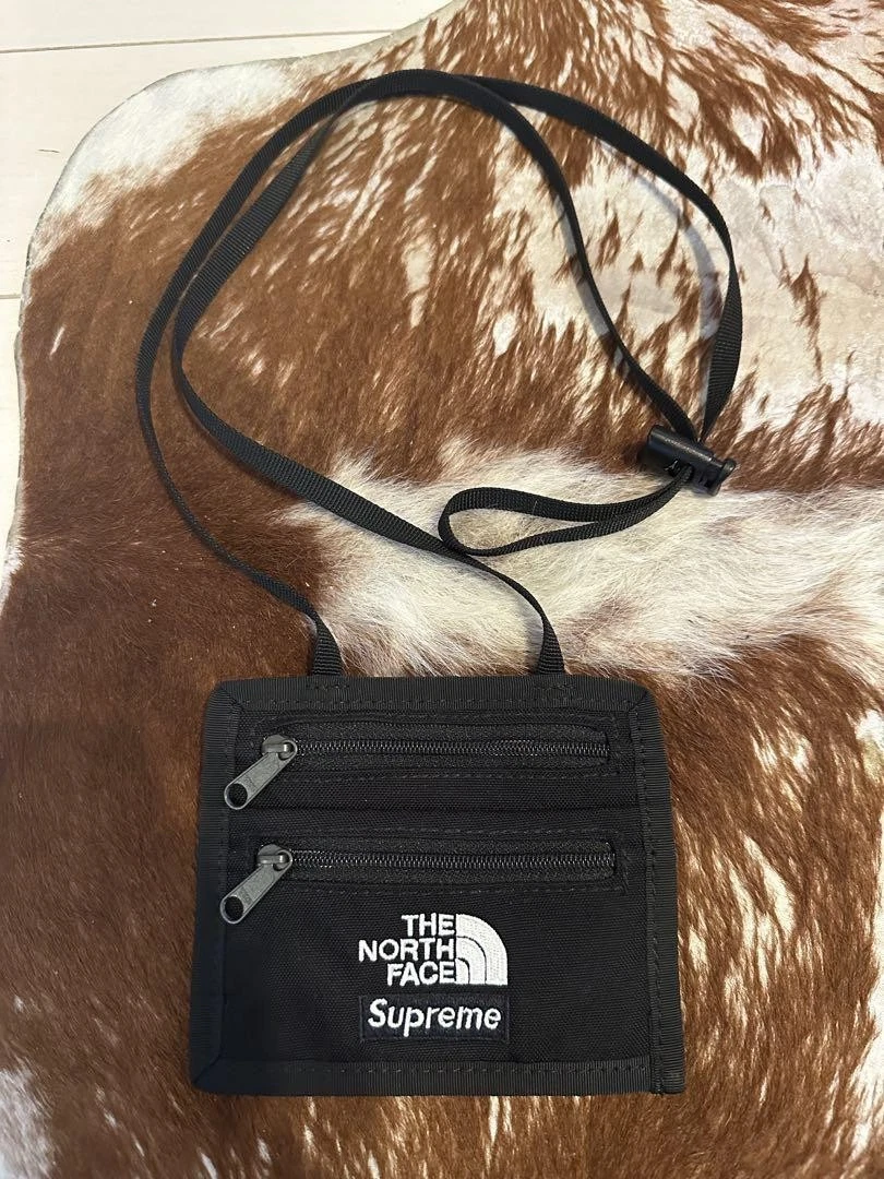 Portefeuille de voyage Supreme The North Face porte identité édition limitée homme rare modèle Co