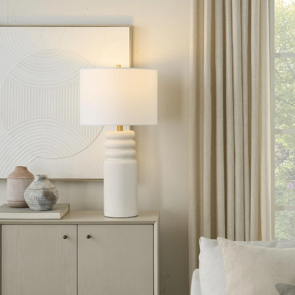 Lámpara de mesa ondulada de cerámica texturizada blanca de 28" Nourison para salón moderno,... Foto 3 de 4