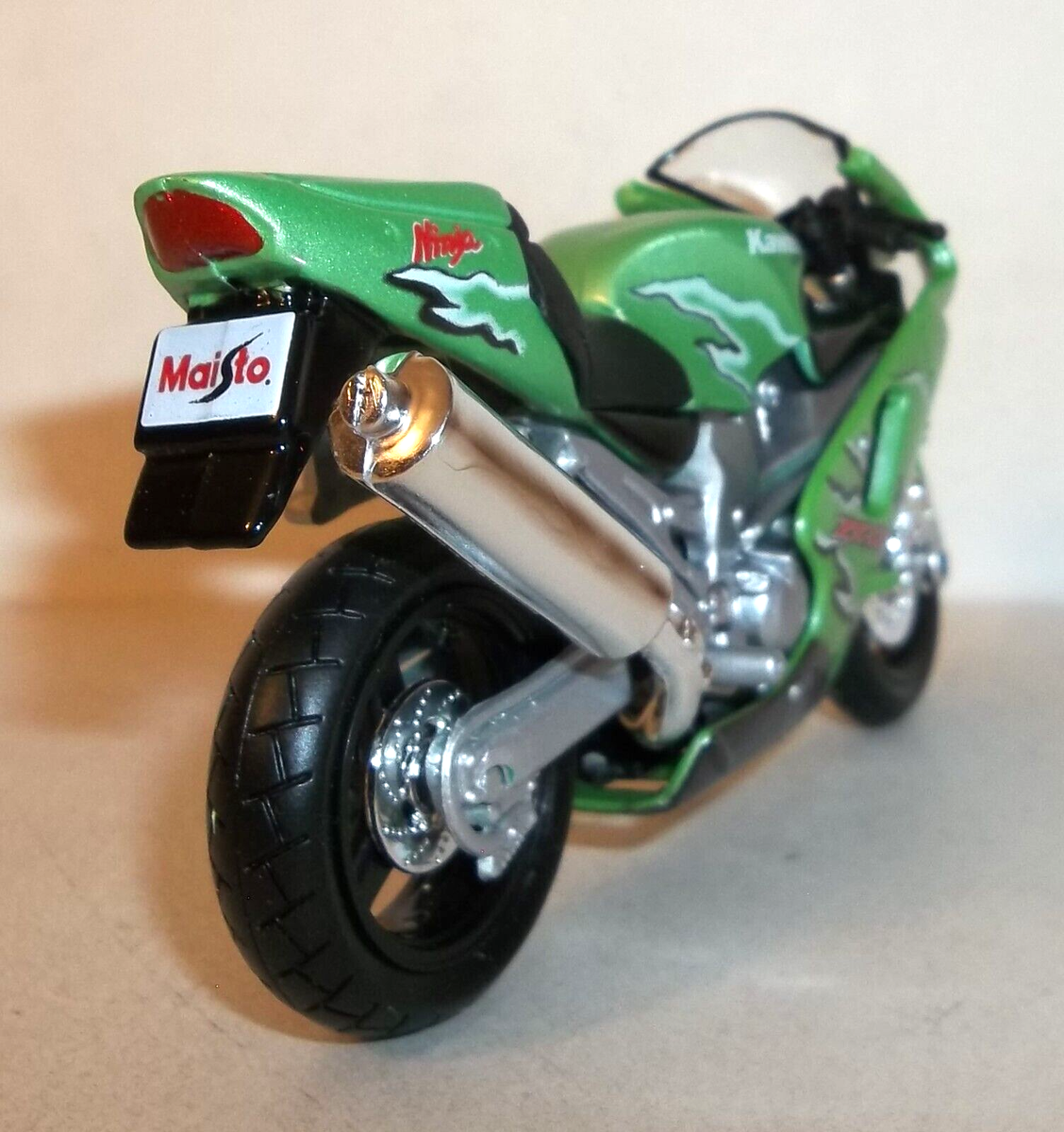 LOOSE 2021 MAISTO 2 WHEELERS 1:18 SCALE GREEN 2002 KAWASAKI ZX12R