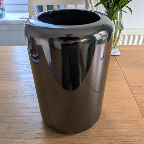 Apple Mac Pro (Ende 2013) - 6-Core Xeon, Dual GPUs, 24GB RAM, 256GB SSD - macOS