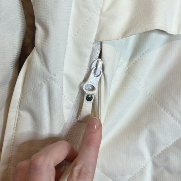 NWT Roxy Womens White/Yellow Radiant Lines Overhead Jacket NWT Roxy Womens White/Yellow Radiant Lines Overhead Jacket
