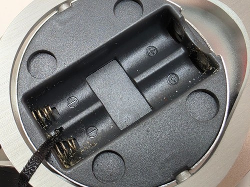 Auriculares ejecutivos con cable Beats By Dre (funcionando, leyendo) sobre las orejas - Imagen 12 de 24