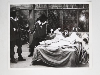 Raquel Welch Spike Milligan Christopher Lee Drei Musketiere Filmszene Foto