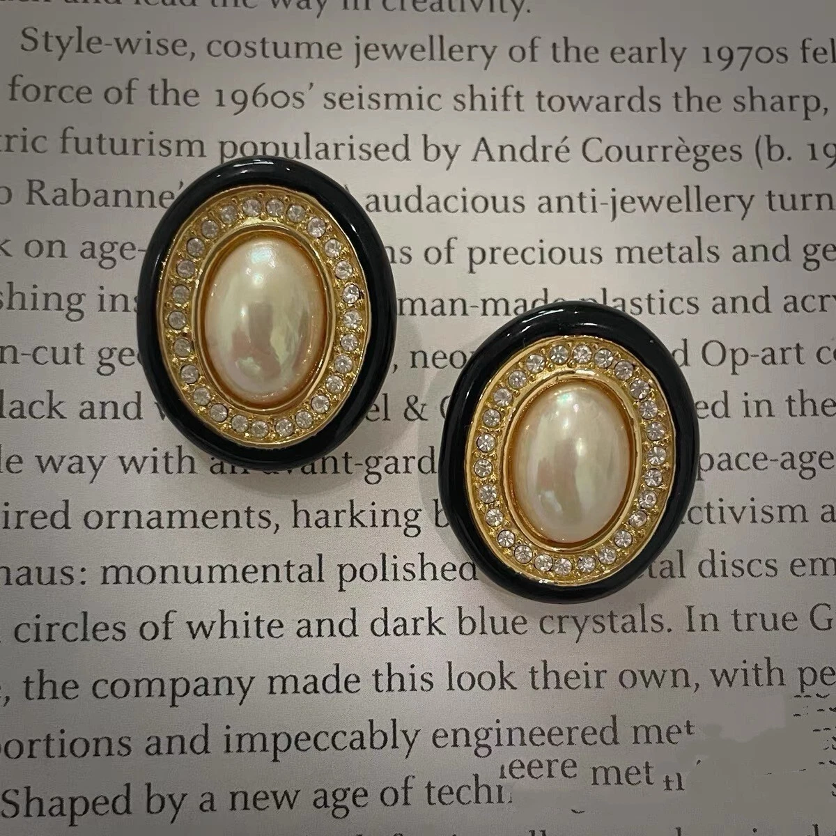 boucles d'oreilles vintage Christian Dior fausse perle émail noir