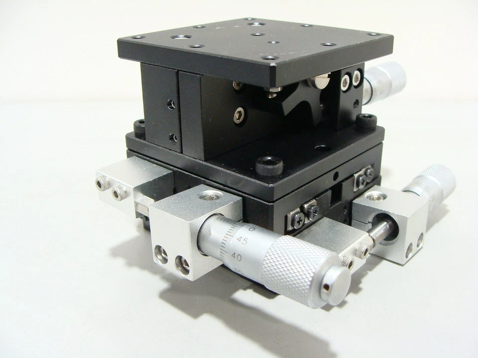1 x Right-Handed Micrometer XYZ Translation Stage 60x60mm Cantilever Z-Axis - Image 2 of 4