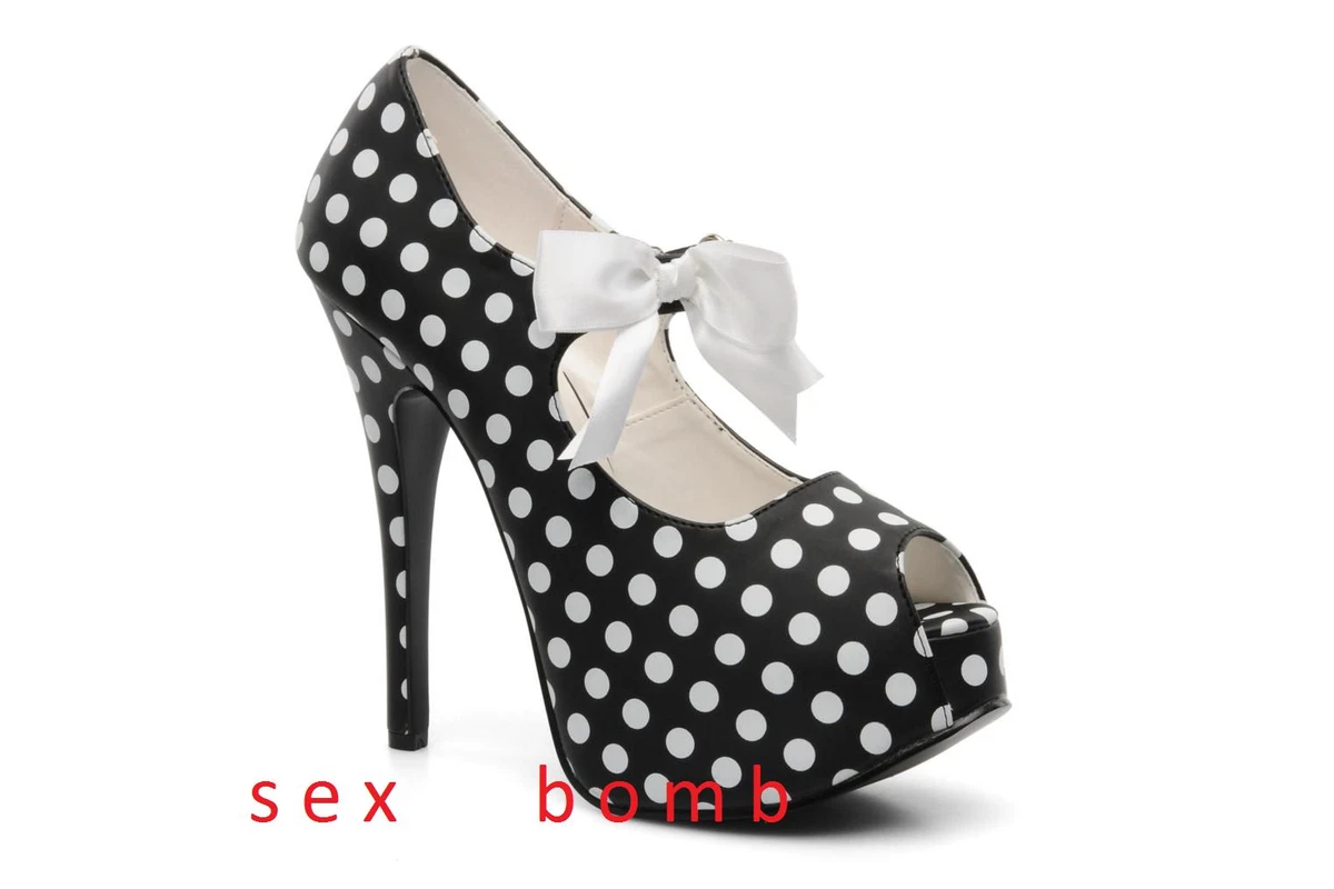 scarpe a pois bianche e nere