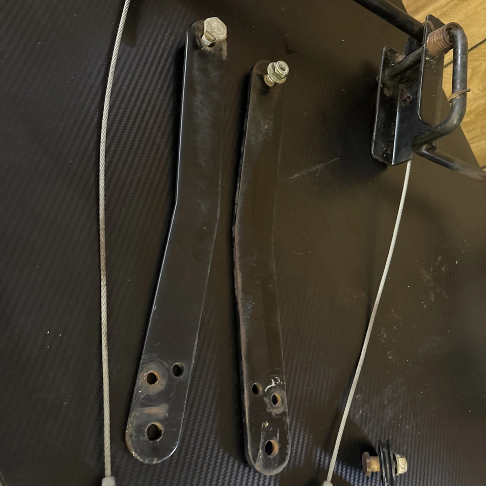 CUB CADET LT1042 LT1045 LT1046 LT1050 "PALANCA DE AJUSTE DE ALTURA DE CUBIERTA Y ACOPLAMIENTO" Foto 4 de 4