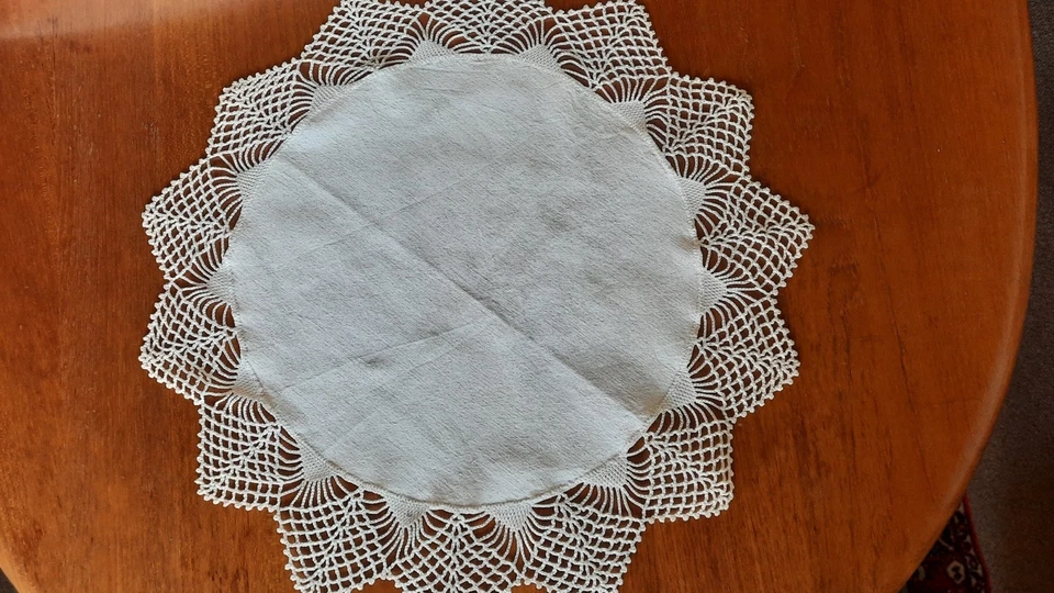 Gehäkelte Decke mit Stoffeinsatz Weiss