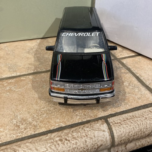 Brookfield Collectibles 1993 CHEVy SUBURBAN 1:24 SCALE diecast MODEL SUV Bank - Picture 2 of 8