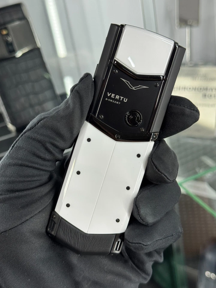 Vertu Signature S Design Black White  - 4 GB - Diamond (Unlocked) - Image 3 of 4