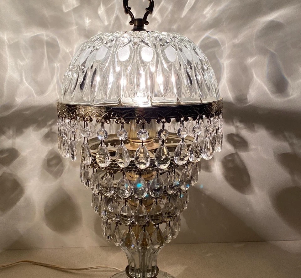"Lámpara toudoir vintage de cristal Michelotti de 20"" con 4 niveles de prismas tapa transparente" Foto 2 de 4