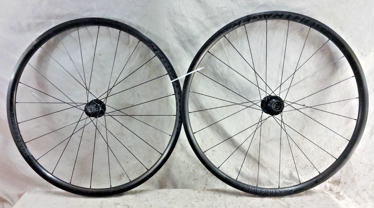 ホイール　Bontrager Affinity Disc Bontrager Affinity TLR Centerlock Disc 28H 700c Road Wheel - Trek