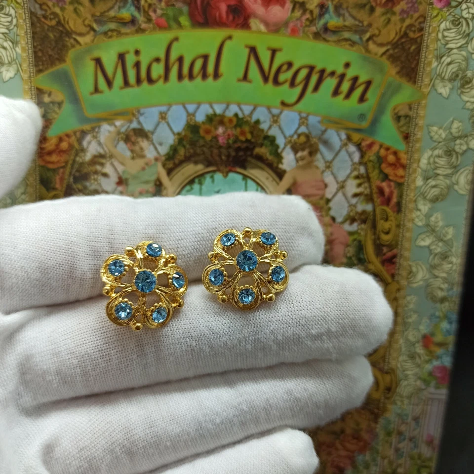 Pendientes con flores Michal Negrin poste grande chapados en oro y cristales de Swarovski azules Foto 3 de 4