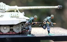 Diorama WW2 1/72  figure German Soldiers  charge forward  minture