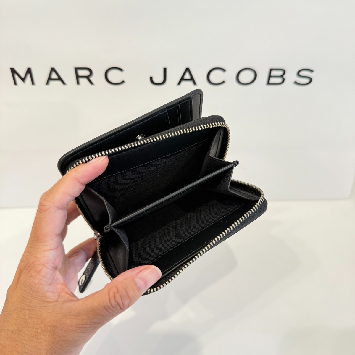 Marc Jacobs 4R5SMP024S01 Bifold Wallet Black Stars | eBay