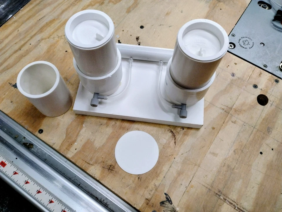 Cama flotante de dos tazas Foto 2 de 2