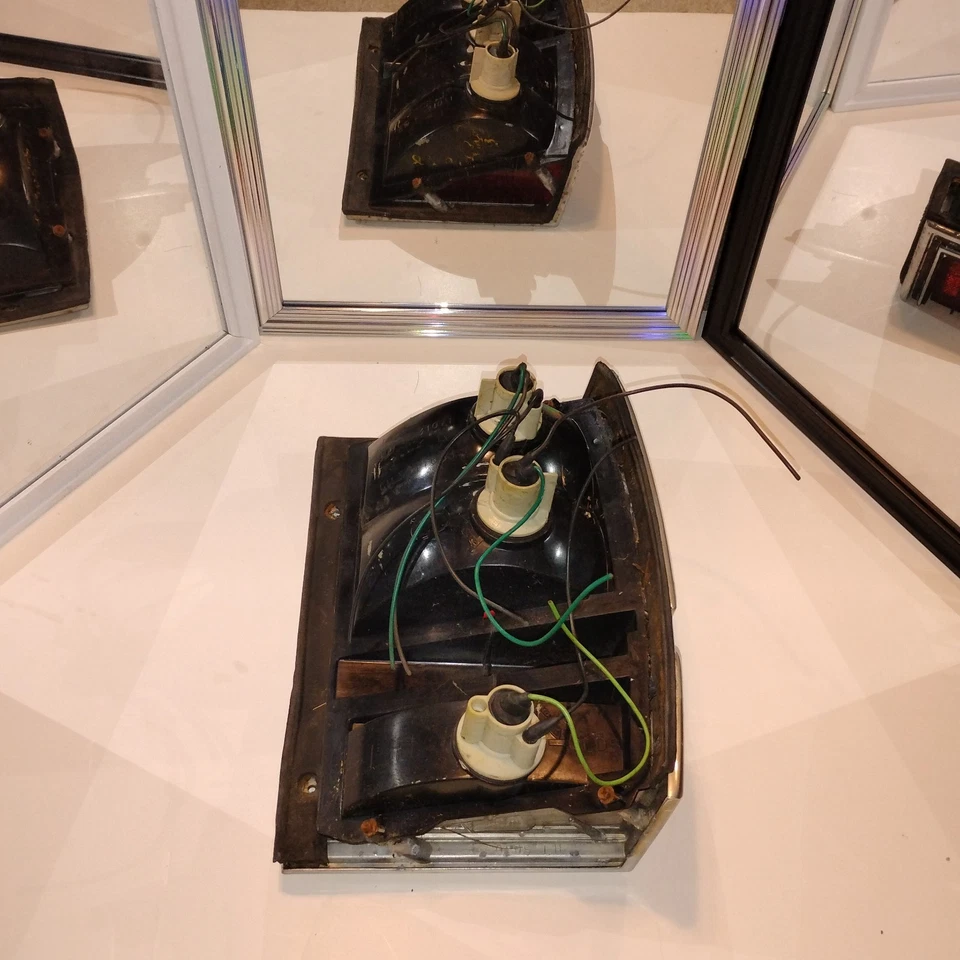 LUZ TRASERA - Oldsmobile Custom Cruiser Wagon 1986 - LR (LADO DEL CONDUCTOR) Foto 4 de 4